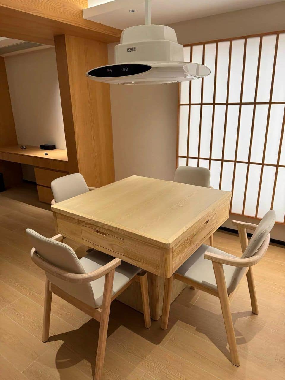 AURAJONG R1 automatic American Mahjong table in a Japanese-style home interior with light oak finish and four upholstered chairs